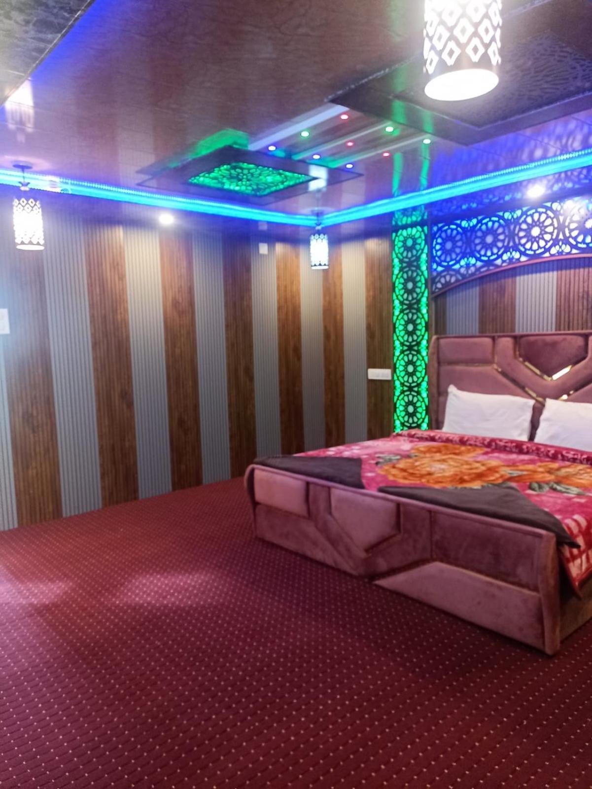 Backyard Stays With Dal Lake View Srinagar  Luaran gambar