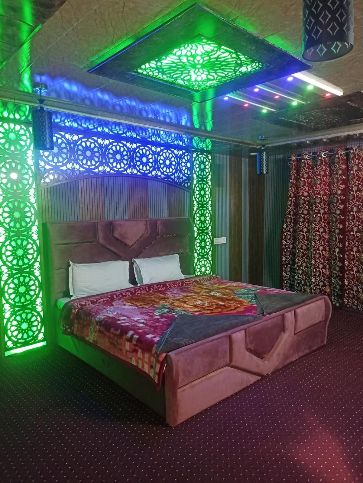 Backyard Stays With Dal Lake View Srinagar  Luaran gambar